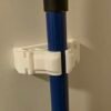 20260703_002341 Soporte Autoadhesivo para Escobas y Palas (19–22 mm)